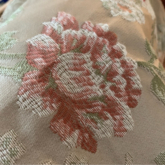 Sheila Devlin gold Silk Tapestry with tassels. Great runner for the holidays - Picture 5 of 6